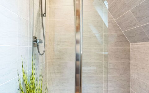 Glengarry Combi: Flooring, Fussboden, Armatur, Badezimmer, Duschtür, Dusche, Fliese, Duschkopf, Installation