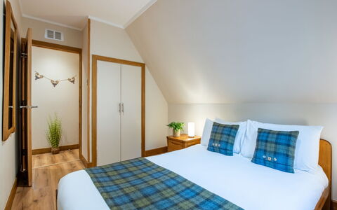 Glengarry Combi: Holz, Interior Design, Möbel, Fussboden, Holzbeize, Schlafzimmer, Hartholz, Bett, Kissen, Bedding