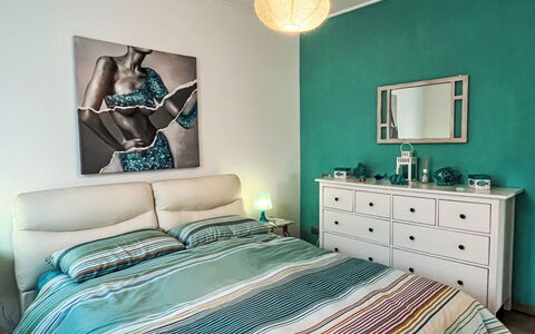 Ariel: Möbel, Blau, Bett, Schlafzimmer, Interior Design, Bedding, Bettdecke, Linens, Zimmer, Textil