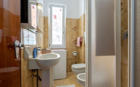 A Cà du Piero: Badezimmer, Armatur, Toilleten Sitz, Toilette, Bad Sink, Fussboden, Flooring, Sinken, Installation, Interior Design