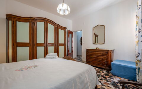 A Cà du Piero: Bett, Schlafzimmer, Interior Design, Wand, Möbel, Fussboden, Flooring, Holz, Bettdecke, Bedding
