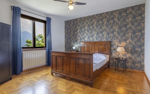 Ortigara Terrace View: Bett, Möbel, Interior Design, Schlafzimmer, Bedding, Bettdecke, Holz, Flooring, Decke, Fussboden