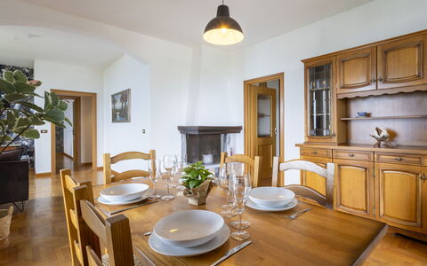 Ortigara Terrace View: Möbel, Interior Design, Flooring, Holz, Esszimmer, Decke, Stuhl, Küche & Esszimmer Tisch, Tabelle, Zimmer