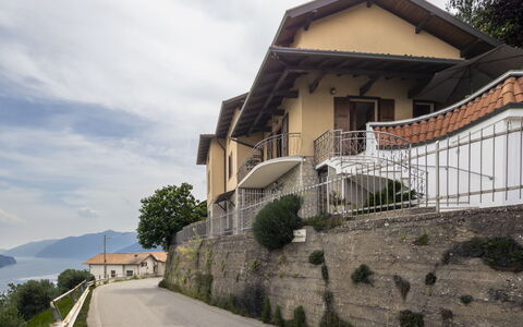 Ortigara Terrace View: Zuhause, Balkon, Hütte, Bergstation, Veranda, Gebirge, Zaun, Geländer, Grat