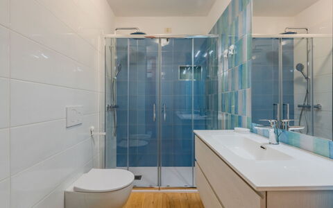 Edera: Badezimmer, Flooring, Armatur, Fussboden, Interior Design, Bad Sink, Sinken, Zapfhahn, Installation, Fliese