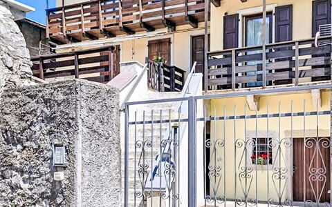 Edera: Tür, Wohnung, Balkon, Urban Design, Beton, Treppe, Geländer, Hotel