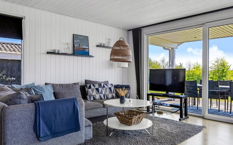 Susianna - 550M from the Sea: Möbel, Couch, Zuhause, Wohnzimmer, Wohnung, Stuhl, Kaffetisch, Dekokissen, Zimmerpflanze