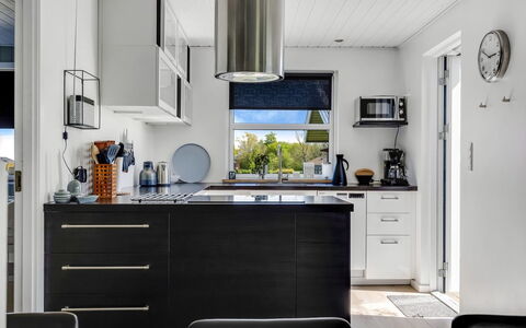 Susianna - 550M from the Sea: Küchengerät, Küche, Countertop, Möbel, Interior Design, Major Appliance, Flooring, Haushaltsgerät, Cabinetry, Beleuchtung