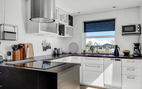 Susianna - 550M from the Sea: Küchengerät, Küche, Countertop, Cabinetry, Möbel, Interior Design, Major Appliance, Haushaltsgerät, Flooring, Light Fixture