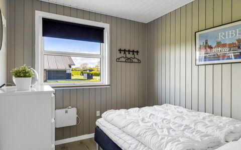 Susianna - 550M from the Sea: Holz, Schlafzimmer, Fussboden, Bett, Bedding, Decke, Bettdecke, Bettrahmen, Linens, Holzbeize