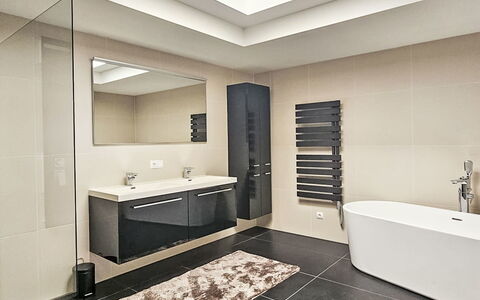The Penthouse 5: Interior Design, Flooring, Wand, Fussboden, Armatur, Badezimmer, Decke, Badezimmerschrank, Sinken, Zapfhahn