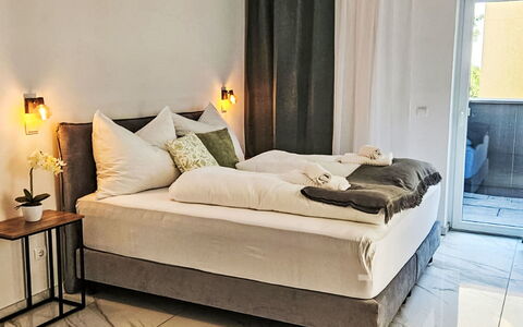 The Penthouse 5: Möbel, Interior Design, Schlafzimmer, Bett, Wand, Fussboden, Flooring, Holz, Bedding, Bettdecke