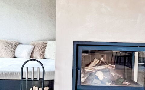 Pod Hvězdami: Interior Design, Flooring, Möbel, Fussboden, Beleuchtung, Feuerstelle, Zimmer, Wohnzimmer, Holzboden