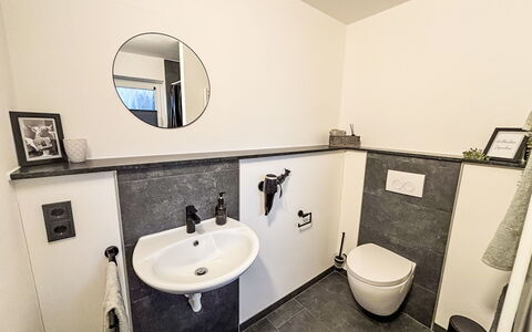 Ferienhuuske Boden: Armatur, Bad Sink, Flooring, Badezimmer, Fussboden, Interior Design, Sinken, Zapfhahn, Installation, Toilette