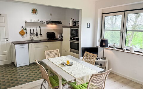 Friesenwohnung: Möbel, Interior Design, Flooring, Küche, Fussboden, Holz, Countertop, Küchengerät, Stuhl, Küche & Esszimmer Tisch