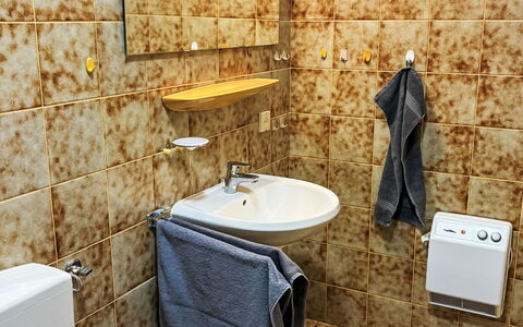 Friesenwohnung: Toilleten Sitz, Flooring, Armatur, Gelb, Badezimmer, Fussboden, Toilette, Fliese, Installation