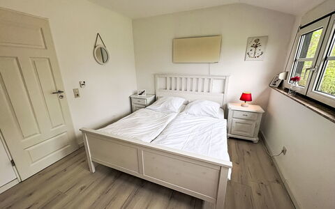 Friesenwohnung: Möbel, Bett, Schlafzimmer, Bedding, Holz, Bettdecke, Interior Design, Fussboden, Flooring, Zimmer