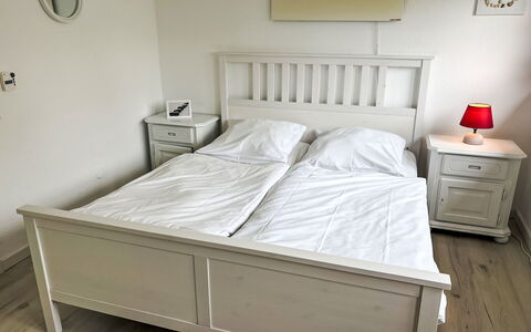 Friesenwohnung: Möbel, Schlafzimmer, Bedding, Bett, Bettrahmen, Hartholz, Schublade, Linens, Bettdecke