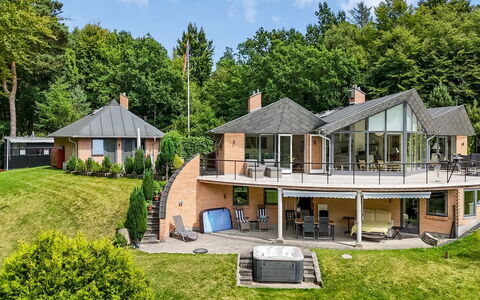 Berenice - 500M from the Sea: Dach, Haus, Zuhause, Hütte, Tür, Abstellgleis, Deck, Veranda, Planke, Hartholz