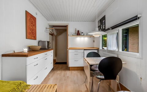 Berenice - 500M from the Sea: Interior Design, Wand, Flooring, Holz, Decke, Möbel, Countertop, Fussboden, Küche, Cabinetry