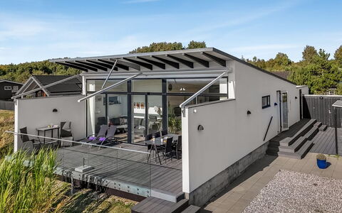 Jorkin - 150M from the Sea: Dach, Haus, Zuhause, Hütte, Tür, Abstellgleis, Deck, Veranda, Planke, Hartholz