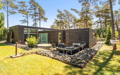 Dagny - 300M from the Sea: Strauch, Garten, Zuhause, Landscaping, Hinterhof, Garten, Design, Estate, Gartenbauten, Abstellgleis