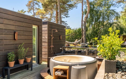 Dagny - 300M from the Sea: Armatur, Badewanne, Verbundwerkstoff, Gartenmöbel, Garten, Deck, Blumentopf, Stuhl, Hinterhof