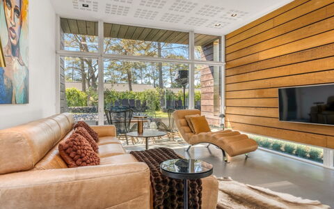 Dagny - 300M from the Sea: Möbel, Interior Design, Flooring, Wand, Fussboden, Holz, Couch, Decke, Wohnzimmer, Holzboden