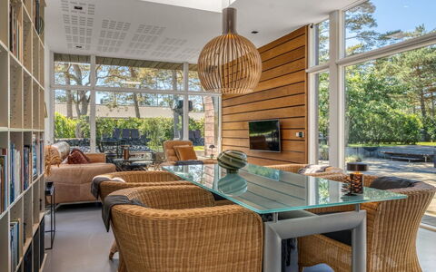 Dagny - 300M from the Sea: Möbel, Interior Design, Stuhl, Flooring, Tabelle, Holz, Fussboden, Küche & Esszimmer Tisch, Decke, Esszimmer