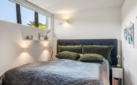 Dagny - 300M from the Sea: Bett, Möbel, Interior Design, Schlafzimmer, Bedding, Wand, Bettdecke, Decke, Linens, Zimmer