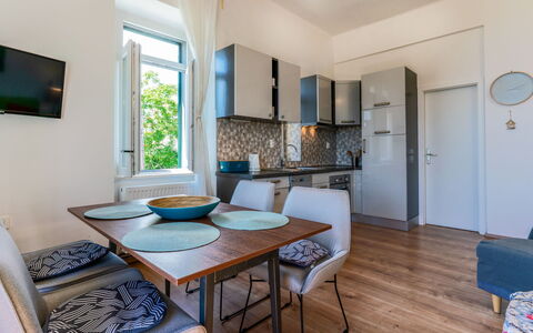 Chloee: Möbel, Interior Design, Flooring, Fussboden, Tabelle, Wohnung, Stuhl, Zimmer, Küche & Esszimmer Tisch, Hartholz