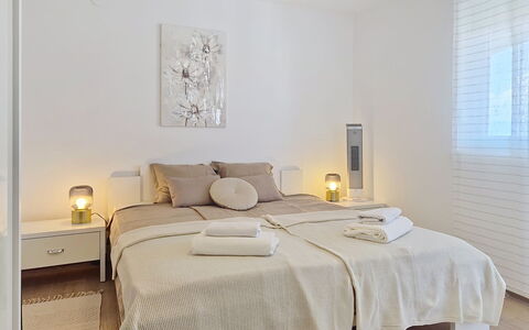 Emma: Möbel, Bett, Interior Design, Schlafzimmer, Fussboden, Flooring, Wand, Holz, Decke, Zimmer