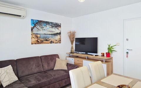 Emma: Möbel, Flooring, Interior Design, Holz, Fussboden, Couch, Zimmer, Wohnzimmer, Tabelle, Beleuchtung