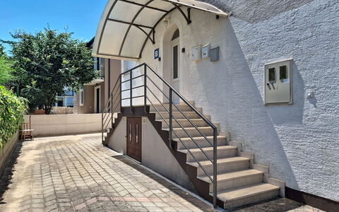 Emma: Treppe, Geländer, Tür, Baluster, Metall, Balkon, Veranda, Daylighting, Home Door