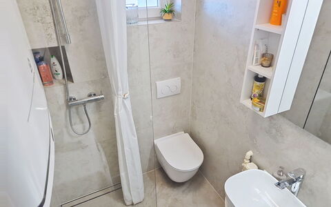Emma: Armatur, Badezimmer, Flooring, Fussboden, Interior Design, Toilette, Installation, Sinken, Bad Sink, Zapfhahn