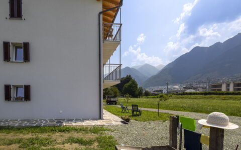 Isola Verde Garden Home: Hügel, Gebirge, Bergstation, Senke, Grat, Balkon, Alpen, Veranda, Bergdorf, Massiv
