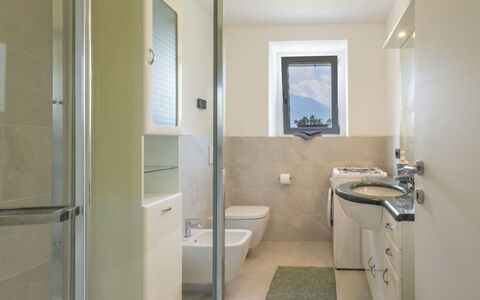 Isola Verde Garden Home: Badezimmer, Flooring, Interior Design, Armatur, Bad Sink, Fussboden, Wand, Sinken, Decke, Zapfhahn