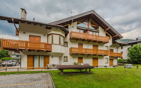 Giglio: Fassade, Wohngebiet, Haus, Die Architektur, Zuhause, Tür, Menschliche Siedlung, Wohnung, Balkon, Farbe