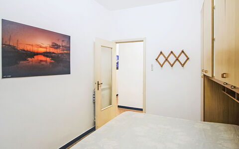 Ardesia: Flooring, Wand, Interior Design, Fussboden, Holz, Zimmer, Schlafzimmer, Bett, Decke, Beleuchtung