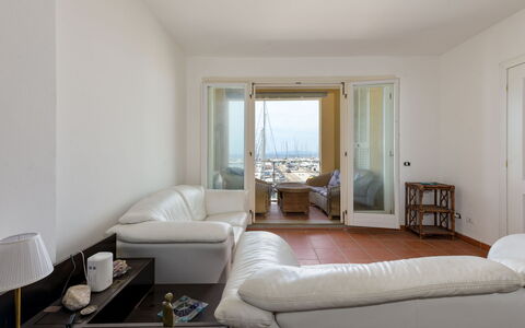 Al Porto: Möbel, Interior Design, Flooring, Fussboden, Couch, Decke, Zimmer, Wohnung, Wohnzimmer, Tabelle