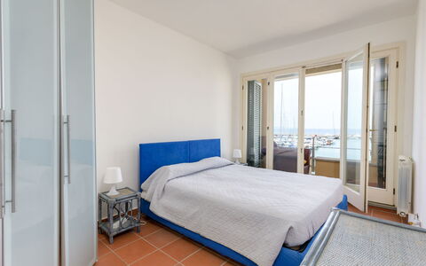 Al Porto: Interior Design, Möbel, Fussboden, Schlafzimmer, Bett, Flooring, Zimmer, Bettdecke, Wohnung, Bedding