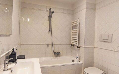 Al Porto: Badezimmer, Armatur, Badewanne, Flooring, Interior Design, Fussboden, Zapfhahn, Sinken, Bad Sink, Installation