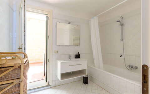Al Porto: Flooring, Fussboden, Interior Design, Armatur, Holz, Badezimmer, Decke, Zimmer, Installation, Zapfhahn