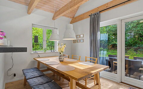 Zelda - 275M from the Sea: Möbel, Flooring, Interior Design, Holz, Fussboden, Tabelle, Küche & Esszimmer Tisch, Stuhl, Decke, Esszimmer
