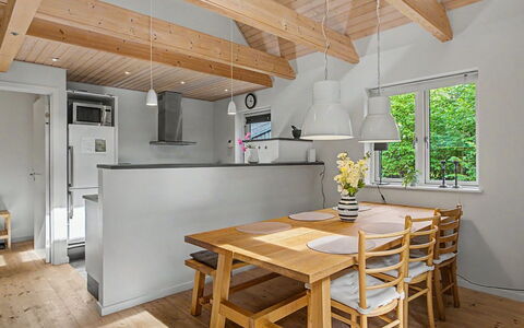 Zelda - 275M from the Sea: Möbel, Flooring, Holz, Interior Design, Fussboden, Decke, Countertop, Holzboden, Küche & Esszimmer Tisch, Küche