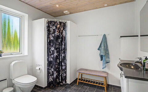 Zelda - 275M from the Sea: Flooring, Armatur, Holz, Fussboden, Badezimmer, Interior Design, Installation, Toilette, Toilleten Sitz, Sinken