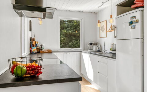 Lucian - from the Sea: Küche, Küchengerät, Countertop, Major Appliance, Interior Design, Flooring, Holz, Haushaltsgerät, Cabinetry, Möbel
