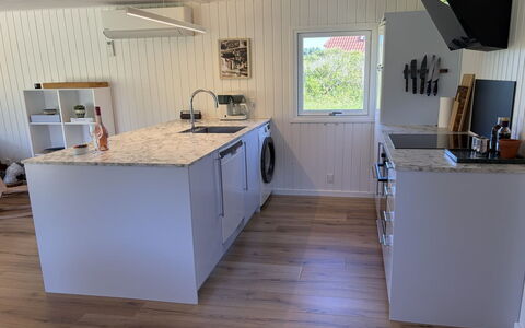 Goce - 300M from the Sea: Flooring, Holz, Fussboden, Holzboden, Küchengerät, Major Appliance, Küche, Countertop, Haushaltsgerät, Hartholz