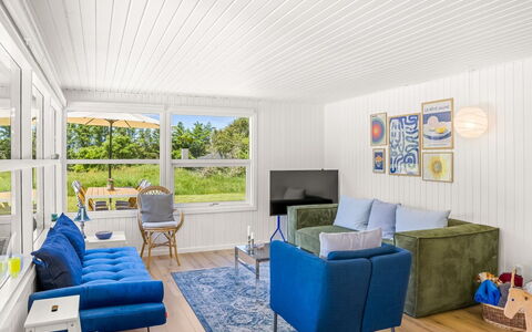 Goce - 300M from the Sea: Interior Design, Möbel, Flooring, Fussboden, Couch, Holz, Decke, Zimmer, Wohnzimmer, Holzboden