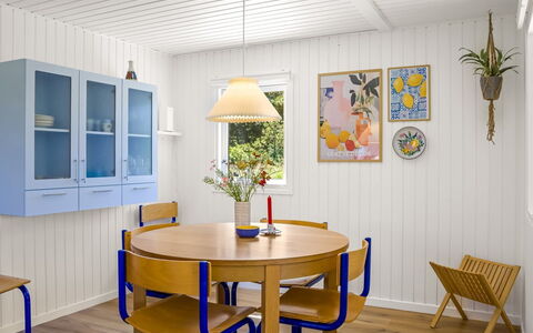 Goce - 300M from the Sea: Möbel, Interior Design, Flooring, Holz, Fussboden, Decke, Light Fixture, Tabelle, Stuhl, Esszimmer